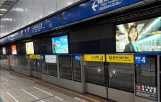 偶爾不開車 坐個捷運也很方便。只是走在路上好像住進烤箱啊！希望天氣慢…